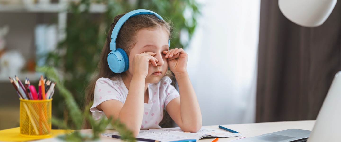 girl-rubbing-her-eyes girl rubbing her eyes